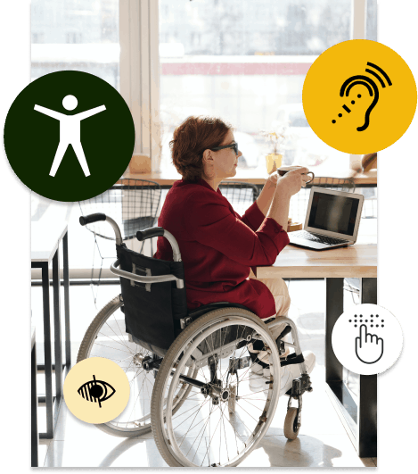 Femme dans un fauteuil roulant devant son ordinateur
